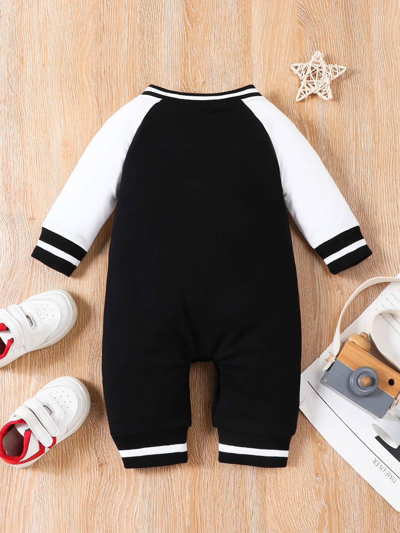 Newborn Baby Boy - Long sleeved round neck baby boy jumpsuit 'Baby Boss'