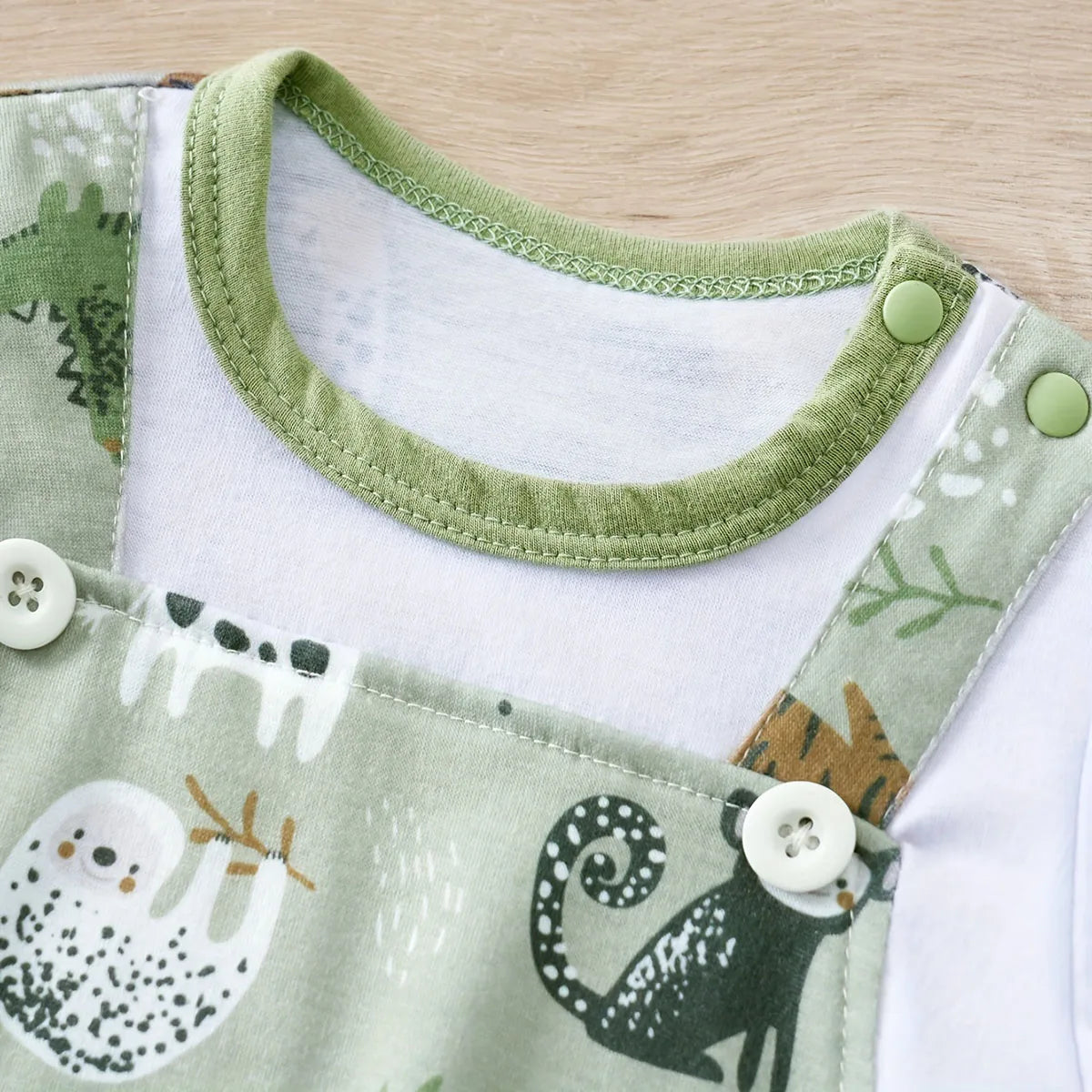 Adorable Infant Zoo Animal Print Romper – Faux Two-Piece Short Sleeve Bodysuit for Newborn Baby Boys (0-18Months).